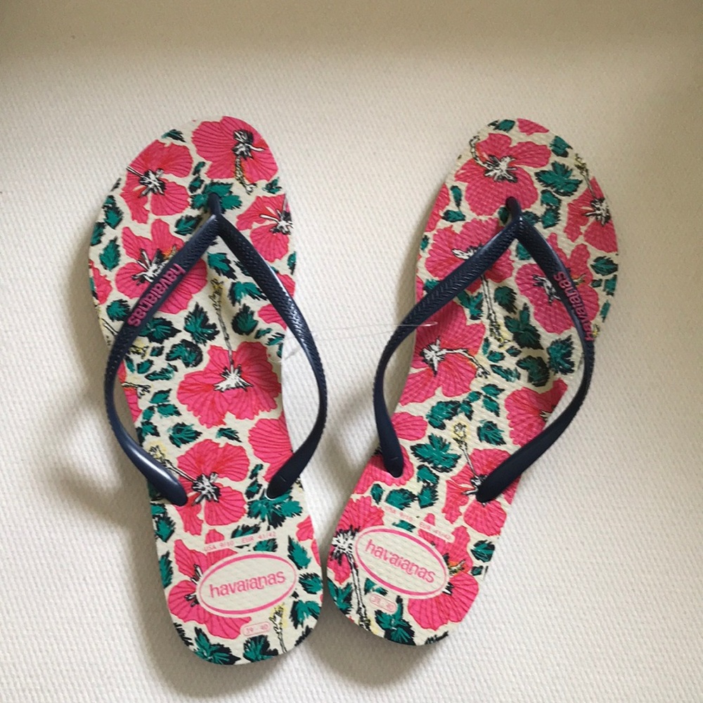 Brand new never worn havianas